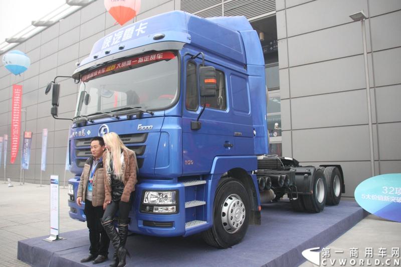 12月18日，陕汽重卡2014商务年会在西安曲江国际会议中心召开，本次年会以“转型驱动、目标导向、价值营销、共赢未来”为主题，寓意陕汽重卡以客户为导向深化转型。同时，陕汽2014款全系列国四重卡悉数亮相,全面体现了产品优化升级。图为现场展车。