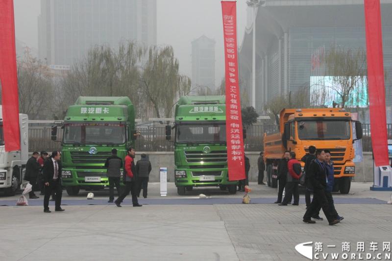 12月18日，陕汽重卡2014商务年会在西安曲江国际会议中心召开，本次年会以“转型驱动、目标导向、价值营销、共赢未来”为主题，寓意陕汽重卡以客户为导向深化转型。同时，陕汽2014款全系列国四重卡悉数亮相,全面体现了产品优化升级。图为现场展车。