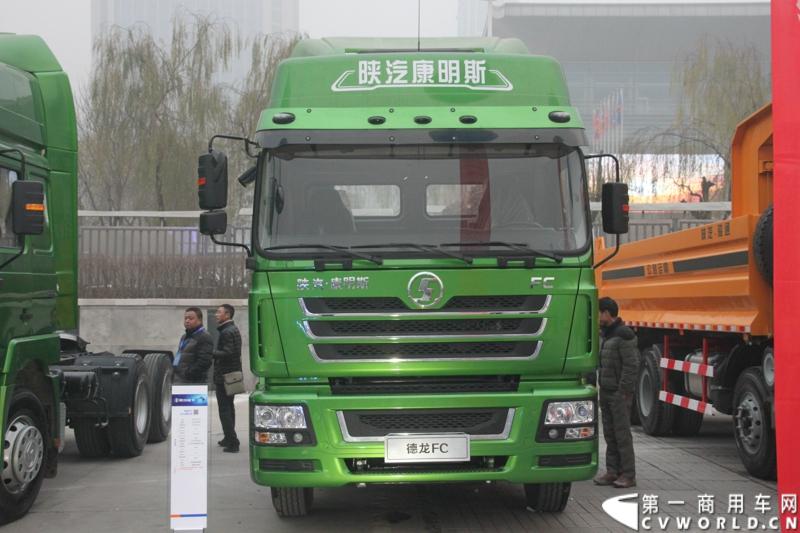 12月18日，陕汽重卡2014商务年会在西安曲江国际会议中心召开，本次年会以“转型驱动、目标导向、价值营销、共赢未来”为主题，寓意陕汽重卡以客户为导向深化转型。同时，陕汽2014款全系列国四重卡悉数亮相,全面体现了产品优化升级。图为现场展车。