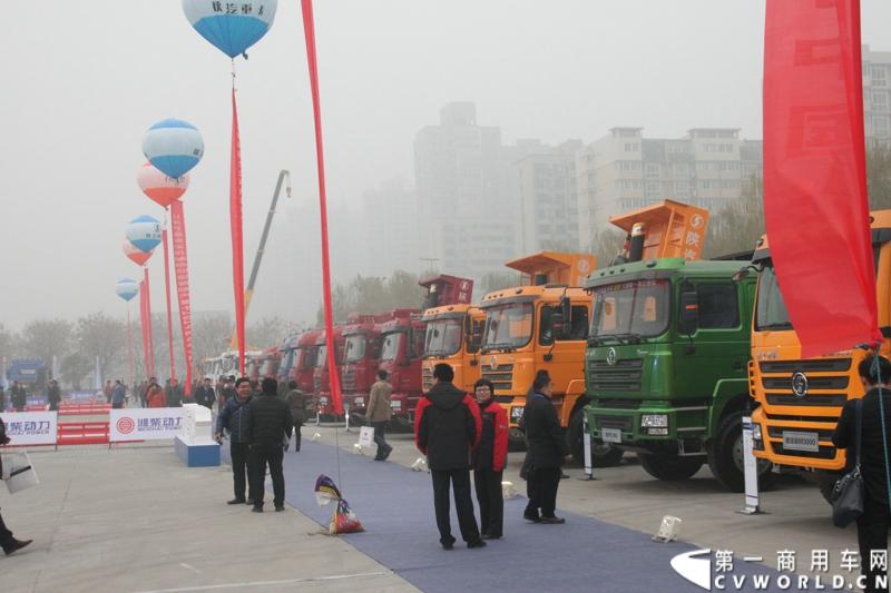 12月18日，陕汽重卡2014商务年会在西安曲江国际会议中心召开，本次年会以“转型驱动、目标导向、价值营销、共赢未来”为主题，寓意陕汽重卡以客户为导向深化转型。同时，陕汽2014款全系列国四重卡悉数亮相,全面体现了产品优化升级。图为现场展车。