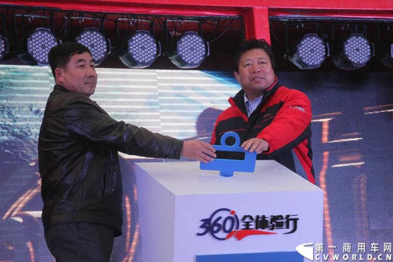 12月18日，陕汽重卡2014商务年会在西安曲江国际会议中心召开，本次年会以“转型驱动、目标导向、价值营销、共赢未来”为主题，寓意陕汽重卡以客户为导向深化转型。同时，陕汽2014款全系列国四重卡悉数亮相,全面体现了产品优化升级。图为陕汽重卡360度全体验行启动。