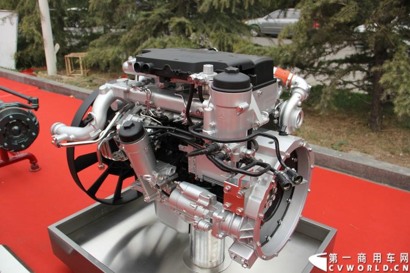 12月17日，中国重汽轻卡事业部在泉城济南隆重举行2014年商务大会。来自中国重汽HOWO轻卡、黄河轻卡、福泺产品经销、服务、配件、改装合作单位、客户代表、金融和投资机构代表以及新闻记者500余人出席了本次大会。图为中国重汽MC05系列曼技术发动机。