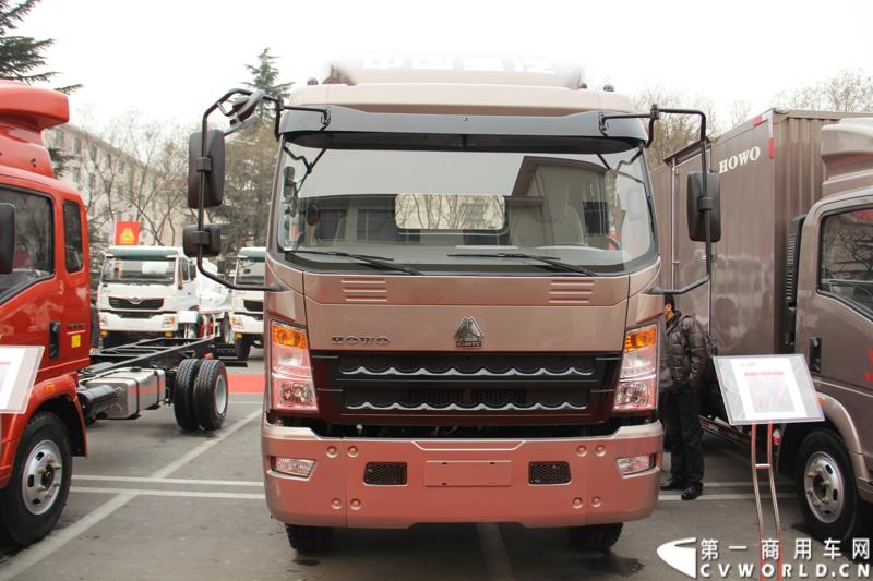 12月17日，中国重汽轻卡事业部在泉城济南隆重举行2014年商务大会。来自中国重汽HOWO轻卡、黄河轻卡、福泺产品经销、服务、配件、改装合作单位、客户代表、金融和投资机构代表以及新闻记者500余人出席了本次大会。图为重汽HOWO ZZ1127G421CD1 曼D05动力货车底盘。