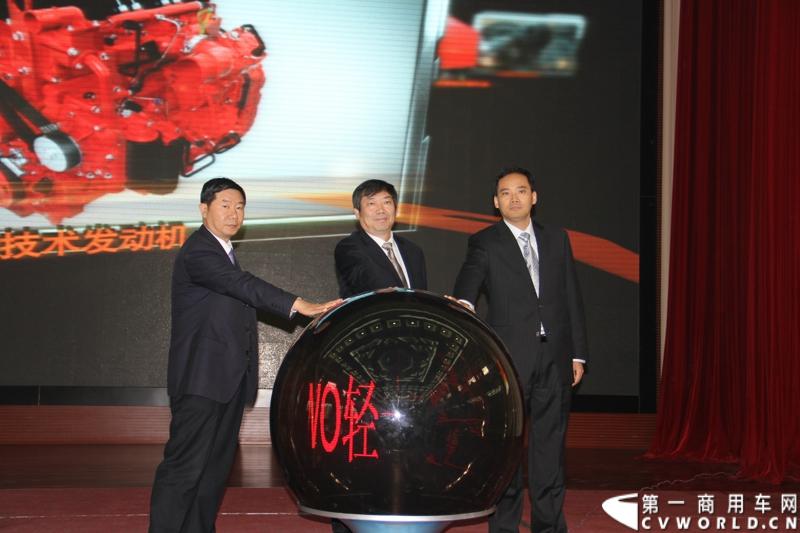 12月17日，中国重汽轻卡事业部在泉城济南隆重举行2014年商务大会。来自中国重汽HOWO轻卡、黄河轻卡、福泺产品经销、服务、配件、改装合作单位、客户代表、金融和投资机构代表以及新闻记者500余人出席了本次大会。图为重汽HOWO轻卡高端车新品发布。