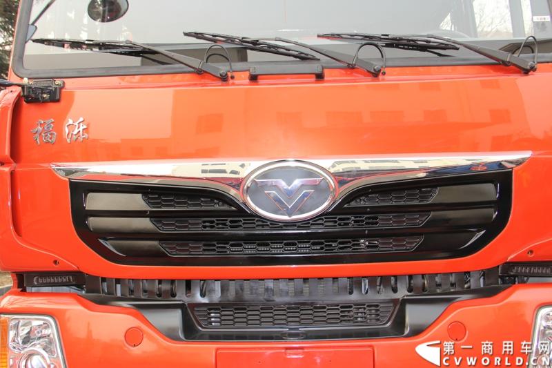 12月17日，中国重汽轻卡事业部在泉城济南隆重举行2014年商务大会。来自中国重汽HOWO轻卡、黄河轻卡、福泺产品经销、服务、配件、改装合作单位、客户代表、金融和投资机构代表以及新闻记者500余人出席了本次大会。图为重汽海西福泺ZZ3318M60DBO自卸车 。