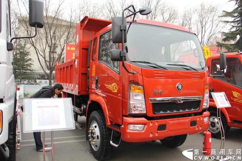 12月17日，中国重汽轻卡事业部在泉城济南隆重举行2014年商务大会。来自中国重汽HOWO轻卡、黄河轻卡、福泺产品经销、服务、配件、改装合作单位、客户代表、金融和投资机构代表以及新闻记者500余人出席了本次大会。图为重汽黄河ZZ3047E3514D143中型自卸车 。