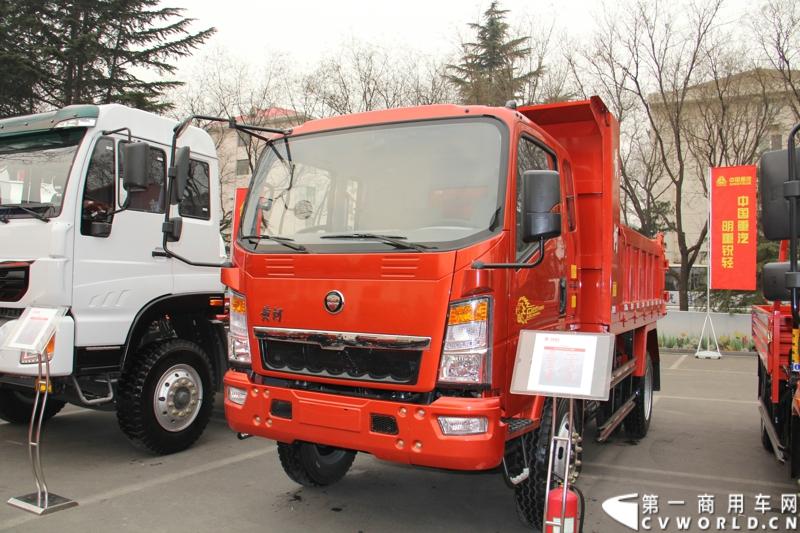 12月17日，中国重汽轻卡事业部在泉城济南隆重举行2014年商务大会。来自中国重汽HOWO轻卡、黄河轻卡、福泺产品经销、服务、配件、改装合作单位、客户代表、金融和投资机构代表以及新闻记者500余人出席了本次大会。图为重汽黄河ZZ3047E3514D143中型自卸车 。