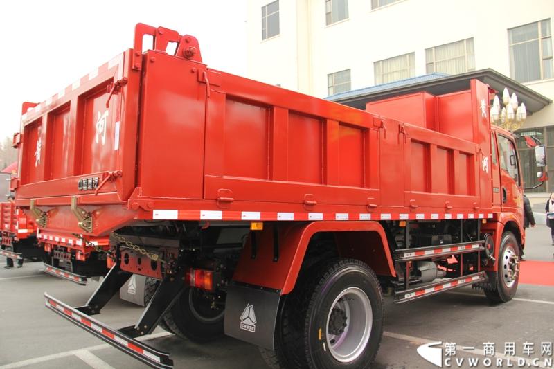 12月17日，中国重汽轻卡事业部在泉城济南隆重举行2014年商务大会。来自中国重汽HOWO轻卡、黄河轻卡、福泺产品经销、服务、配件、改装合作单位、客户代表、金融和投资机构代表以及新闻记者500余人出席了本次大会。图为重汽黄河ZZ3167G4015D1自卸车。