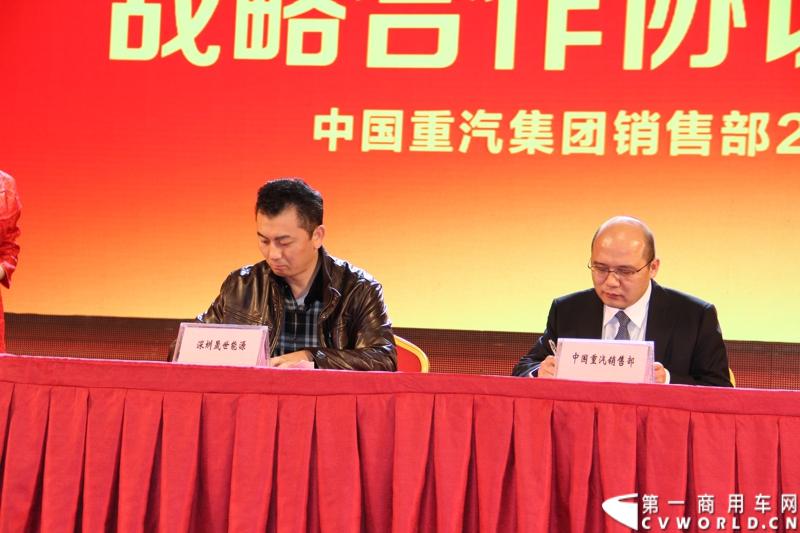 12月17-18日，以“新起点 新征程 新跨越”为主题的中国重汽集团2014年商务大会在济南召开。中国重汽正式发布多品牌战略，将在2014年大力开展“品牌、质量、效益年”活动，力争2014年实现整车销售20万辆，其中重卡14万辆的发展目标。图为中国重汽销售部与深圳晟世能源公司签订天然气战略合作协议。