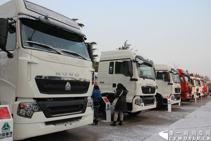 12月17-18日，以“新起点 新征程 新跨越”为主题的中国重汽集团2014年商务大会在济南召开。中国重汽正式发布多品牌战略，将在2014年大力开展“品牌、质量、效益年”活动，力争2014年实现整车销售20万辆，其中重卡14万辆的发展目标。图为商务年会现场的中国重汽重卡展示。