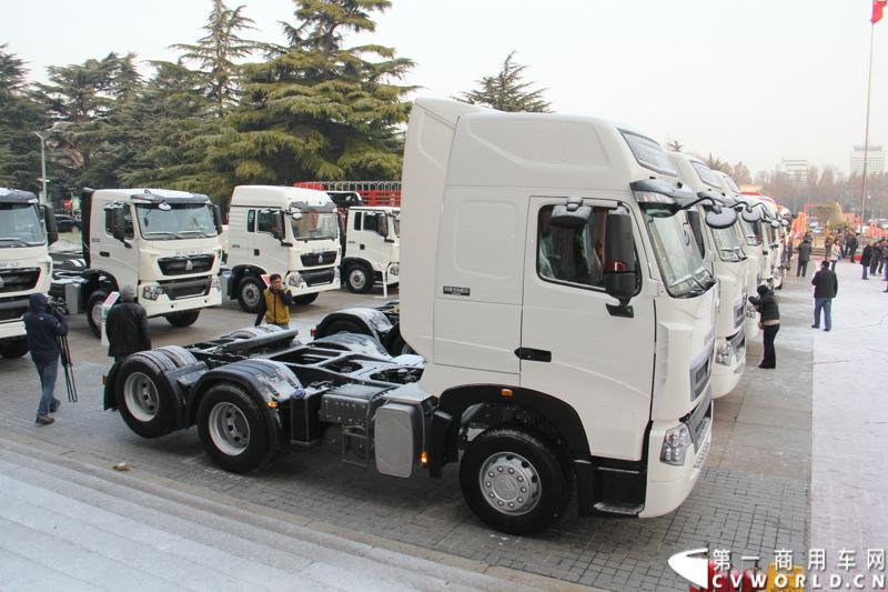 12月17-18日，以“新起点 新征程 新跨越”为主题的中国重汽集团2014年商务大会在济南召开。中国重汽正式发布多品牌战略，将在2014年大力开展“品牌、质量、效益年”活动，力争2014年实现整车销售20万辆，其中重卡14万辆的发展目标。图为商务年会现场的中国重汽重卡展示。