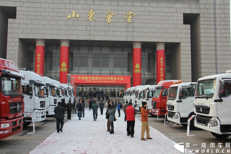 12月17-18日，以“新起点 新征程 新跨越”为主题的中国重汽集团2014年商务大会在济南召开。中国重汽正式发布多品牌战略，将在2014年大力开展“品牌、质量、效益年”活动，力争2014年实现整车销售20万辆，其中重卡14万辆的发展目标。图为商务年会现场的中国重汽重卡展示。