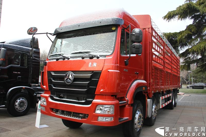 12月17-18日，以“新起点 新征程 新跨越”为主题的中国重汽集团2014年商务大会在济南召开。中国重汽正式发布多品牌战略，将在2014年大力开展“品牌、质量、效益年”活动，力争2014年实现整车销售20万辆，其中重卡14万辆的发展目标。图为商务年会现场展出的重汽豪瀚ZZ1315N4663D1 。