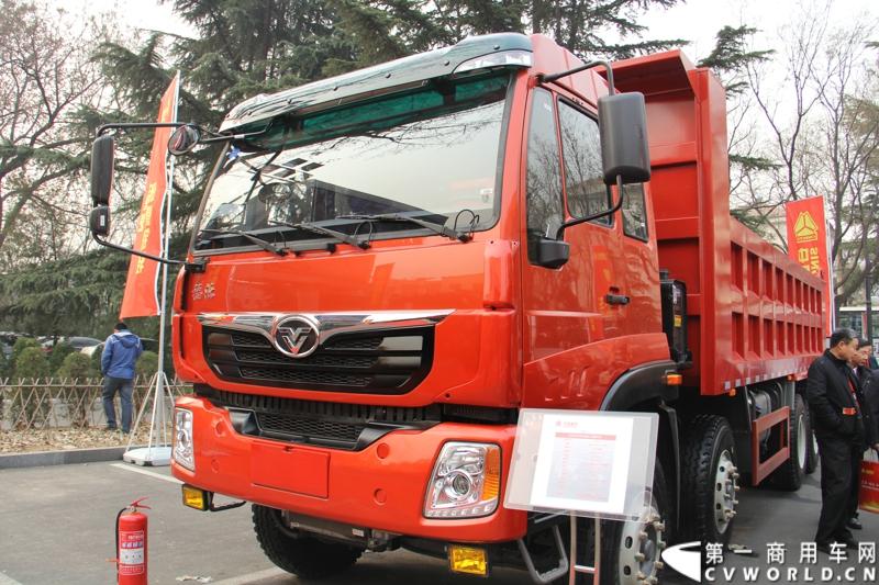 12月17-18日，以“新起点 新征程 新跨越”为主题的中国重汽集团2014年商务大会在济南召开。中国重汽正式发布多品牌战略，将在2014年大力开展“品牌、质量、效益年”活动，力争2014年实现整车销售20万辆，其中重卡14万辆的发展目标。图为商务年会现场展出的重汽海西福泺ZZ3318M60DBO自卸车。