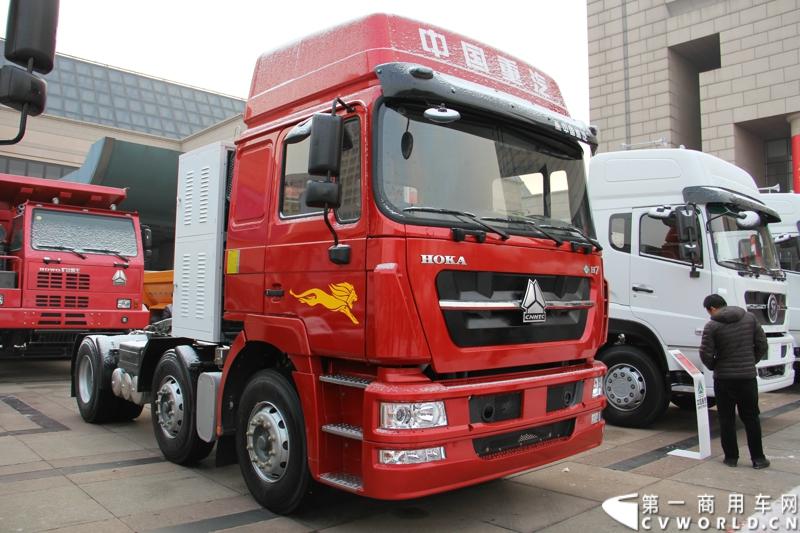 12月17-18日，以“新起点 新征程 新跨越”为主题的中国重汽集团2014年商务大会在济南召开。中国重汽正式发布多品牌战略，将在2014年大力开展“品牌、质量、效益年”活动，力争2014年实现整车销售20万辆，其中重卡14万辆的发展目标。图为商务年会现场展出的重汽豪卡LNG牵引车。