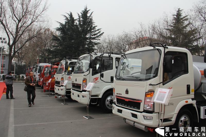 12月17-18日，以“新起点 新征程 新跨越”为主题的中国重汽集团2014年商务大会在济南召开。中国重汽正式发布多品牌战略，将在2014年大力开展“品牌、质量、效益年”活动，力争2014年实现整车销售20万辆，其中重卡14万辆的发展目标。图为商务年会现场的中国重汽轻卡展示。