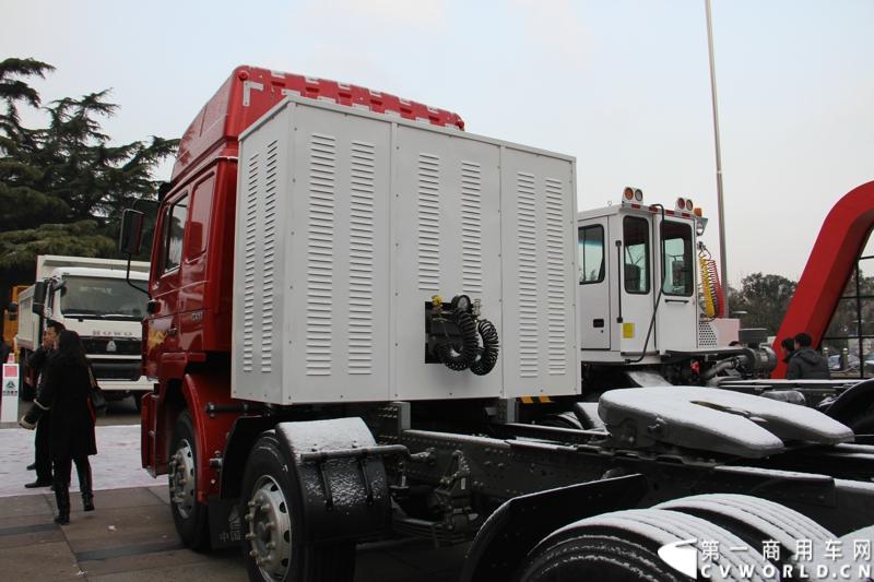 12月17-18日，以“新起点 新征程 新跨越”为主题的中国重汽集团2014年商务大会在济南召开。中国重汽正式发布多品牌战略，将在2014年大力开展“品牌、质量、效益年”活动，力争2014年实现整车销售20万辆，其中重卡14万辆的发展目标。图为商务年会现场展出的重汽豪卡LNG牵引车。