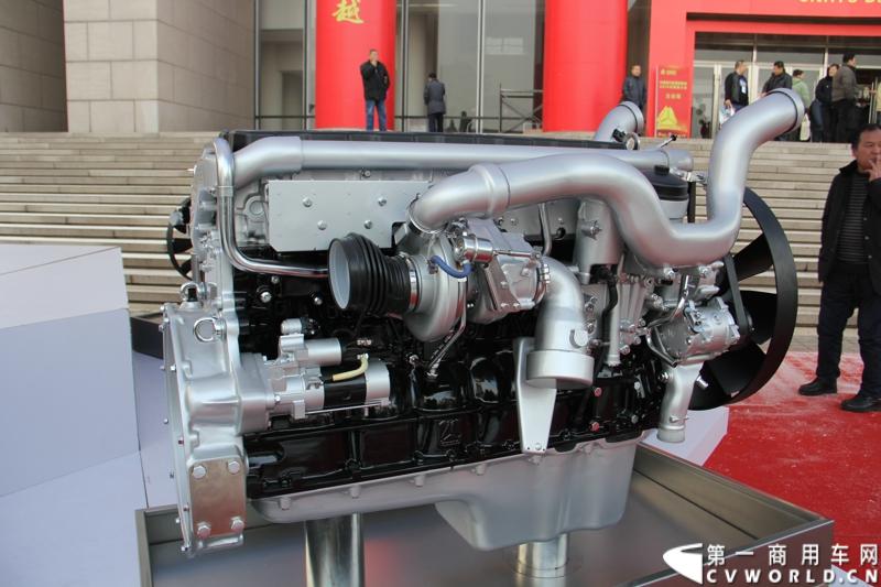 12月17-18日，以“新起点 新征程 新跨越”为主题的中国重汽集团2014年商务大会在济南召开。中国重汽正式发布多品牌战略，将在2014年大力开展“品牌、质量、效益年”活动，力争2014年实现整车销售20万辆，其中重卡14万辆的发展目标。图为商务年会现场展出的重汽-曼MC系列国四柴油发动机。