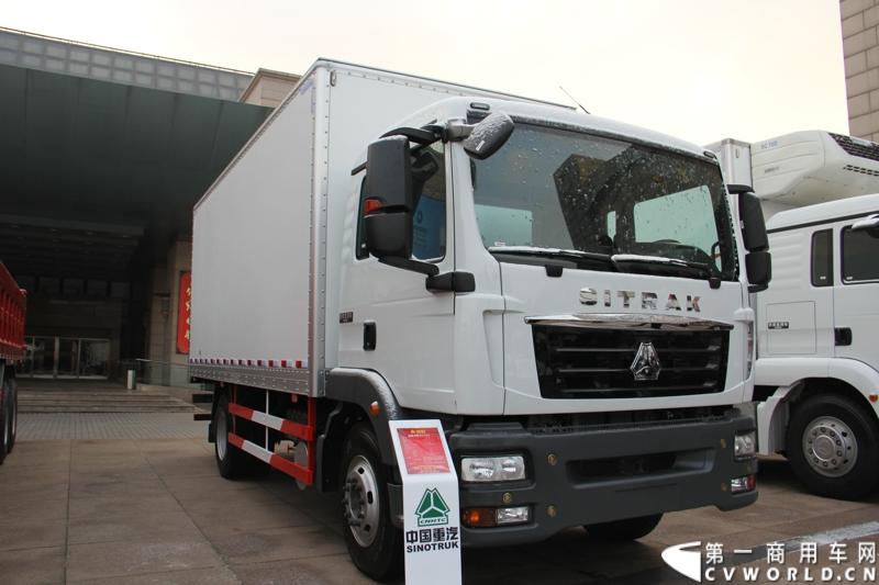 12月17-18日，以“新起点 新征程 新跨越”为主题的中国重汽集团2014年商务大会在济南召开。中国重汽正式发布多品牌战略，将在2014年大力开展“品牌、质量、效益年”活动，力争2014年实现整车销售20万辆，其中重卡14万辆的发展目标。图为商务年会现场展出的重汽汕德卡C5H ZZ5126XYZH451GD1。