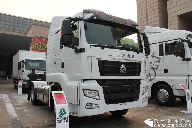 12月17-18日，以“新起点 新征程 新跨越”为主题的中国重汽集团2014年商务大会在济南召开。中国重汽正式发布多品牌战略，将在2014年大力开展“品牌、质量、效益年”活动，力争2014年实现整车销售20万辆，其中重卡14万辆的发展目标。图为商务年会现场展出的重汽汕德卡C7H ZZ4186V361M1D1B。