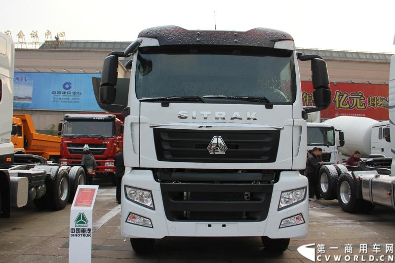 12月17-18日，以“新起点 新征程 新跨越”为主题的中国重汽集团2014年商务大会在济南召开。中国重汽正式发布多品牌战略，将在2014年大力开展“品牌、质量、效益年”活动，力争2014年实现整车销售20万辆，其中重卡14万辆的发展目标。图为商务年会现场展出的重汽汕德卡C7H ZZ4186V361M1D1B。