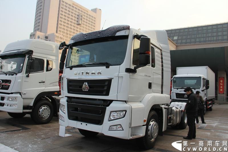 12月17-18日，以“新起点 新征程 新跨越”为主题的中国重汽集团2014年商务大会在济南召开。中国重汽正式发布多品牌战略，将在2014年大力开展“品牌、质量、效益年”活动，力争2014年实现整车销售20万辆，其中重卡14万辆的发展目标。图为商务年会现场展出的重汽汕德卡C7H ZZ4186V361M1D1B。