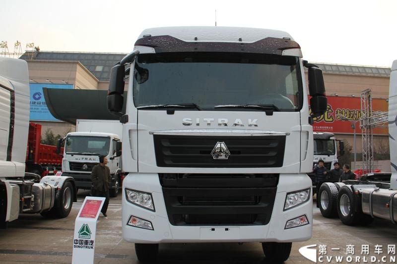 12月17-18日，以“新起点 新征程 新跨越”为主题的中国重汽集团2014年商务大会在济南召开。中国重汽正式发布多品牌战略，将在2014年大力开展“品牌、质量、效益年”活动，力争2014年实现整车销售20万辆，其中重卡14万辆的发展目标。图为商务年会现场展出的重汽汕德卡牵引车ZZ4256V323HD1 。