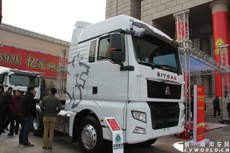 12月17-18日，以“新起点 新征程 新跨越”为主题的中国重汽集团2014年商务大会在济南召开。中国重汽正式发布多品牌战略，将在2014年大力开展“品牌、质量、效益年”活动，力争2014年实现整车销售20万辆，其中重卡14万辆的发展目标。图为商务年会现场展出的重汽汕德卡牵引车ZZ4256V324HD1B 。