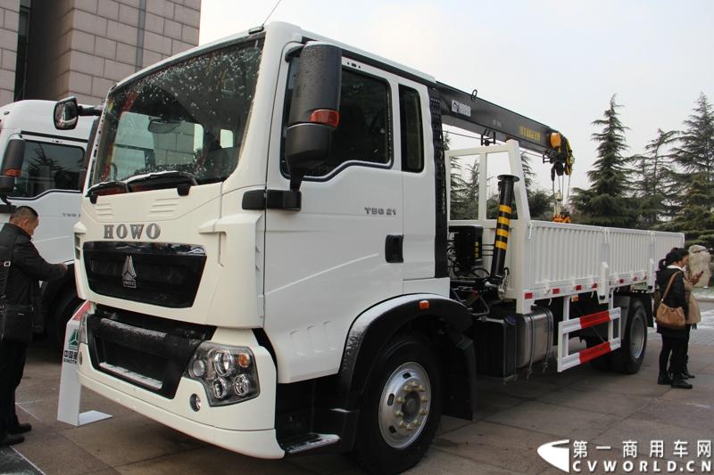 12月17-18日，以“新起点 新征程 新跨越”为主题的中国重汽集团2014年商务大会在济南召开。中国重汽正式发布多品牌战略，将在2014年大力开展“品牌、质量、效益年”活动，力争2014年实现整车销售20万辆，其中重卡14万辆的发展目标。图为商务年会现场展出的重汽希尔博随车吊ZZ5167H501GD1 。