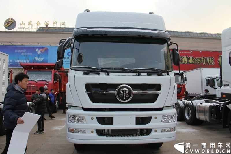 12月17-18日，以“新起点 新征程 新跨越”为主题的中国重汽集团2014年商务大会在济南召开。中国重汽正式发布多品牌战略，将在2014年大力开展“品牌、质量、效益年”活动，力争2014年实现整车销售20万辆，其中重卡14万辆的发展目标。图为商务年会现场展出的重汽新豪卡ZZ4223N27C1D1N 。