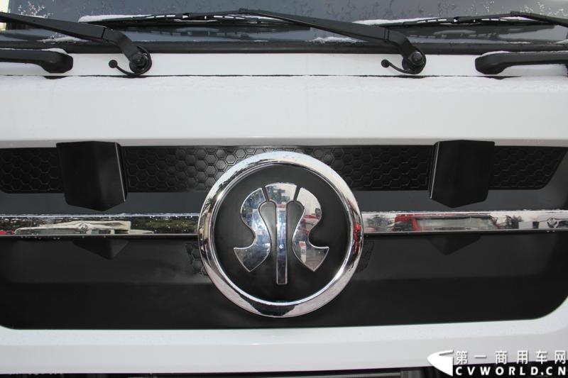 12月17-18日，以“新起点 新征程 新跨越”为主题的中国重汽集团2014年商务大会在济南召开。中国重汽正式发布多品牌战略，将在2014年大力开展“品牌、质量、效益年”活动，力争2014年实现整车销售20万辆，其中重卡14万辆的发展目标。图为商务年会现场展出的重汽新豪卡ZZ4223N27C1D1N 。