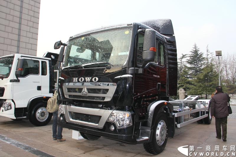 12月17-18日，以“新起点 新征程 新跨越”为主题的中国重汽集团2014年商务大会在济南召开。中国重汽正式发布多品牌战略，将在2014年大力开展“品牌、质量、效益年”活动，力争2014年实现整车销售20万辆，其中重卡14万辆的发展目标。图为商务年会现场展出的重汽HOWO T5G载货车ZZ1167H501GD1 。