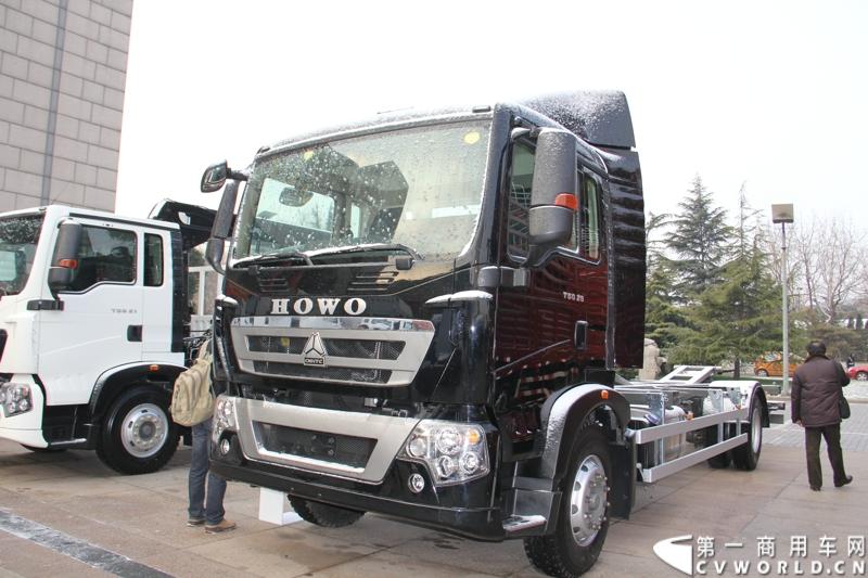 12月17-18日，以“新起点 新征程 新跨越”为主题的中国重汽集团2014年商务大会在济南召开。中国重汽正式发布多品牌战略，将在2014年大力开展“品牌、质量、效益年”活动，力争2014年实现整车销售20万辆，其中重卡14万辆的发展目标。图为商务年会现场展出的重汽HOWO T5G载货车ZZ1167H501GD1 。