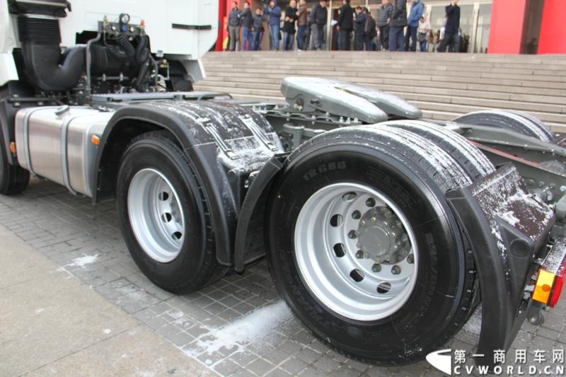 12月17-18日，以“新起点 新征程 新跨越”为主题的中国重汽集团2014年商务大会在济南召开。中国重汽正式发布多品牌战略，将在2014年大力开展“品牌、质量、效益年”活动，力争2014年实现整车销售20万辆，其中重卡14万辆的发展目标。图为商务年会现场展出的重汽HOWO T7H后提升桥牵引车ZZ4257V323HD1。