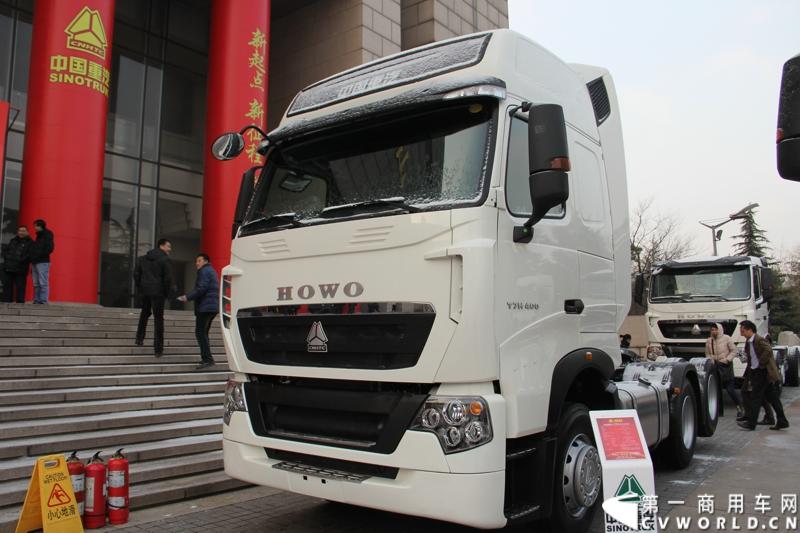 12月17-18日，以“新起点 新征程 新跨越”为主题的中国重汽集团2014年商务大会在济南召开。中国重汽正式发布多品牌战略，将在2014年大力开展“品牌、质量、效益年”活动，力争2014年实现整车销售20万辆，其中重卡14万辆的发展目标。图为商务年会现场展出的重汽HOWO T7H后提升桥牵引车ZZ4257V323HD1。