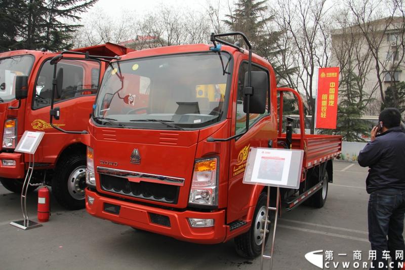 12月17-18日，以“新起点 新征程 新跨越”为主题的中国重汽集团2014年商务大会在济南召开。中国重汽正式发布多品牌战略，将在2014年大力开展“品牌、质量、效益年”活动，力争2014年实现整车销售20万辆，其中重卡14万辆的发展目标。图为商务年会现场展出的重汽HOWO JHL5047JSQD34ZZ随车起重运输车。