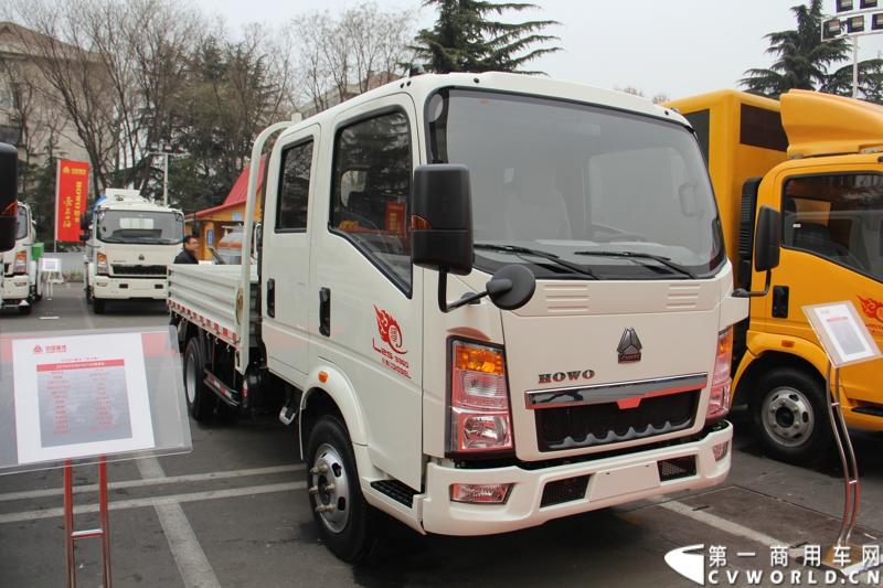 12月17-18日，以“新起点 新征程 新跨越”为主题的中国重汽集团2014年商务大会在济南召开。中国重汽正式发布多品牌战略，将在2014年大力开展“品牌、质量、效益年”活动，力争2014年实现整车销售20万辆，其中重卡14万辆的发展目标。图为商务年会现场展出的重汽HOWO ZZ1047D3413D542双排货车。