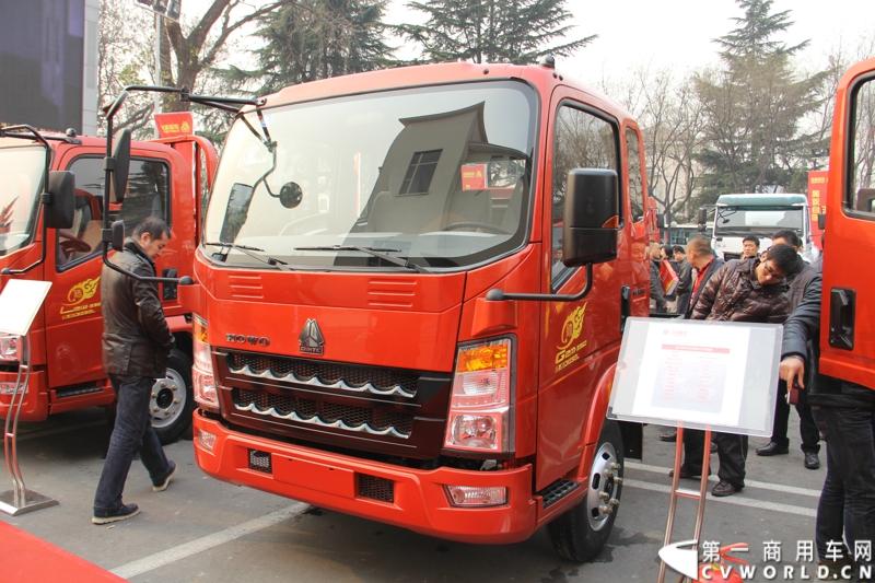 12月17-18日，以“新起点 新征程 新跨越”为主题的中国重汽集团2014年商务大会在济南召开。中国重汽正式发布多品牌战略，将在2014年大力开展“品牌、质量、效益年”活动，力争2014年实现整车销售20万辆，其中重卡14万辆的发展目标。图为商务年会现场展出的重汽HOWO ZZ1067F341BD1Y65 康明斯ISF2.8动力货车底盘。