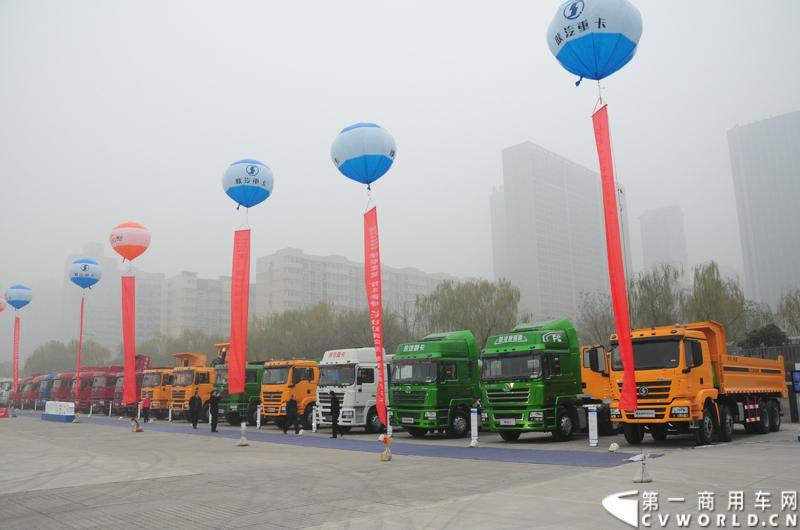 12月18日，陕汽重卡2014商务年会在西安曲江国际会议中心召开，本次年会以“转型驱动、目标导向、价值营销、共赢未来”为主题，寓意陕汽重卡以客户为导向深化转型。同时，陕汽2014款全系列国四重卡悉数亮相,全面体现了产品优化升级。图为陕汽重卡2014商务年会会场外价值重卡体验区—展示的2014款陕汽重卡。