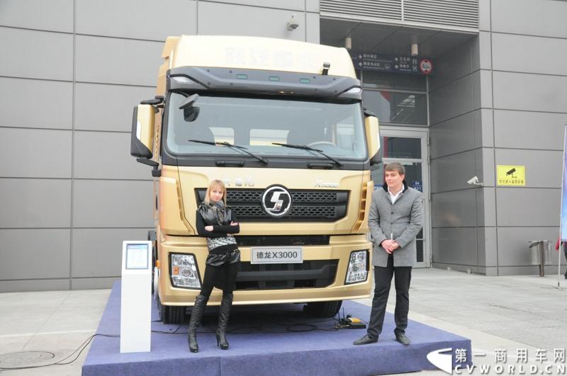 12月18日，陕汽重卡2014商务年会在西安曲江国际会议中心召开，本次年会以“转型驱动、目标导向、价值营销、共赢未来”为主题，寓意陕汽重卡以客户为导向深化转型。同时，陕汽2014款全系列国四重卡悉数亮相,全面体现了产品优化升级。图为陕汽重卡2014商务年会会场外价值重卡体验区—展示的陕汽德龙X3000重卡。