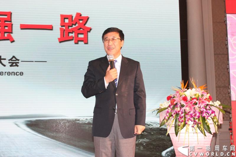 12月20日，联合卡车2014年商务年会在芜湖召开。来自全国的联合卡车经销商、服务商、客户代表等共计600余人参加了会议，共同回顾2013年联合卡车销售业绩，谋划2014年发展大计。联合卡车LNG一体化车型、LNG加液车、6×2R牵引车等23款2014年新重产品也亮相会议现场。图为集瑞联合重工有限公司董事长李胤辉发言。