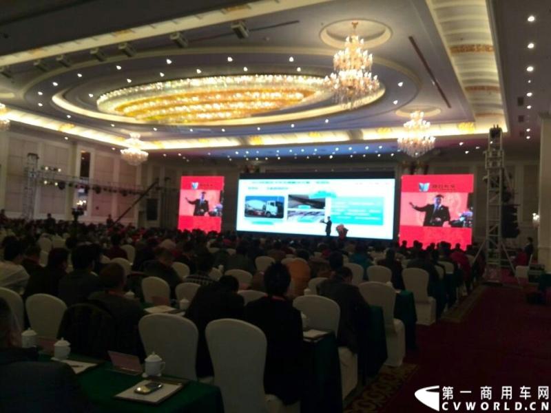 12月20日，联合卡车2014年商务年会在芜湖召开。来自全国的联合卡车经销商、服务商、客户代表等共计600余人参加了会议，共同回顾2013年联合卡车销售业绩，谋划2014年发展大计。联合卡车LNG一体化车型、LNG加液车、6×2R牵引车等23款2014年新重产品也亮相会议现场。图为商务年会现场。