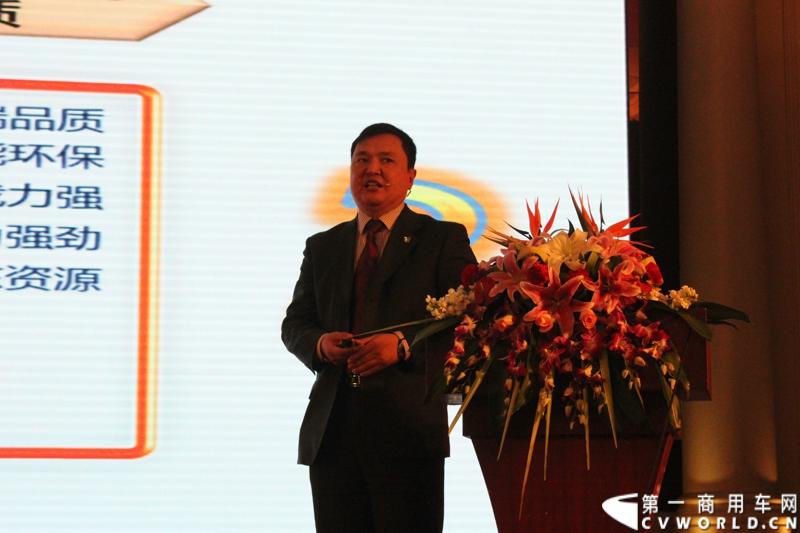 12月20日，联合卡车2014年商务年会在芜湖召开。来自全国的联合卡车经销商、服务商、客户代表等共计600余人参加了会议，共同回顾2013年联合卡车销售业绩，谋划2014年发展大计。联合卡车LNG一体化车型、LNG加液车、6×2R牵引车等23款2014年新重产品也亮相会议现场。图为集瑞重工汽车工程研究院院长孙营介绍2014联合卡车核心产品。