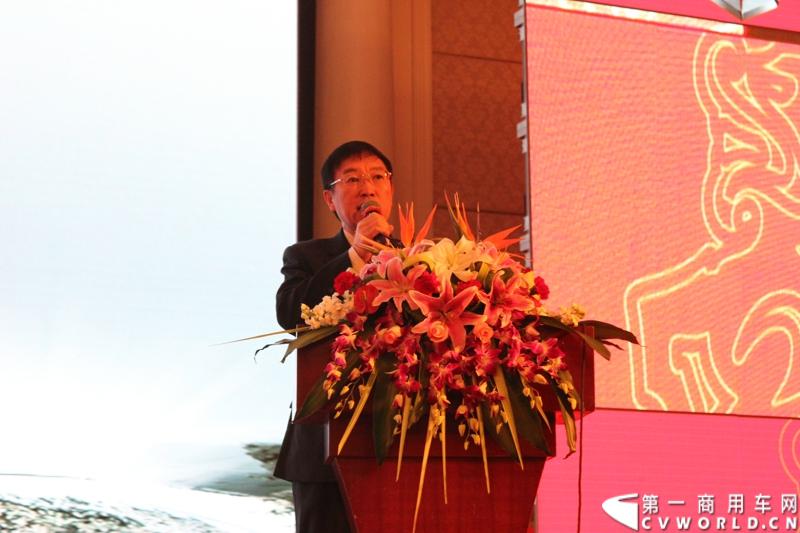 12月20日，联合卡车2014年商务年会在芜湖召开。来自全国的联合卡车经销商、服务商、客户代表等共计600余人参加了会议，共同回顾2013年联合卡车销售业绩，谋划2014年发展大计。联合卡车LNG一体化车型、LNG加液车、6×2R牵引车等23款2014年新重产品也亮相会议现场。图为年会现场向优秀联合卡车经销商和个人颁奖 。