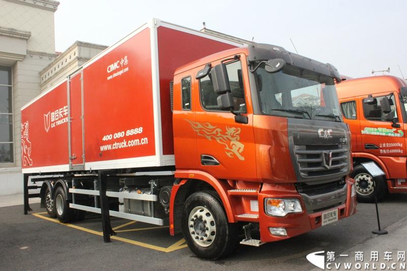 12月20日，联合卡车2014年商务年会在芜湖召开。来自全国的联合卡车经销商、服务商、客户代表等共计600余人参加了会议，共同回顾2013年联合卡车销售业绩，谋划2014年发展大计。联合卡车LNG一体化车型、LNG加液车、6×2R牵引车等23款2014年新重产品也亮相会议现场。图为年会现场展出的联合卡车 。