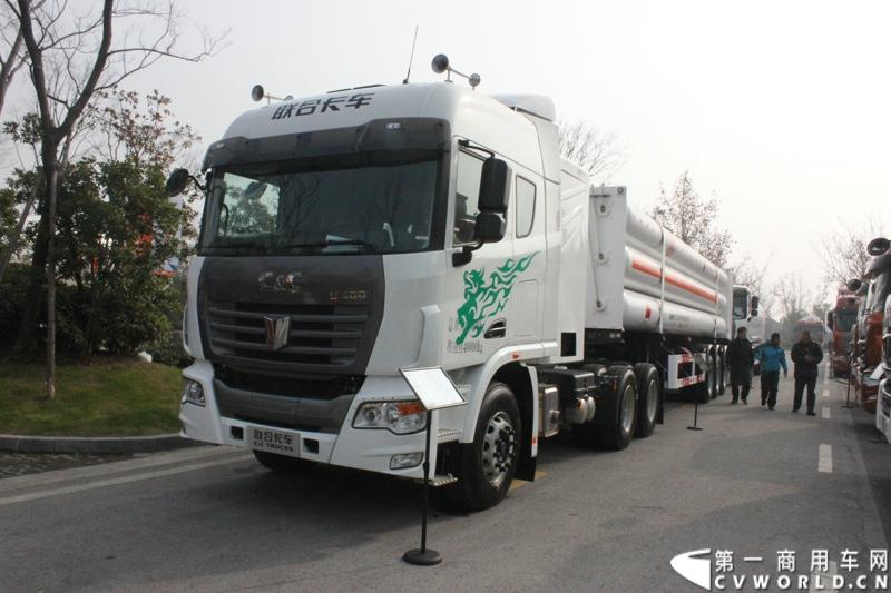 12月20日，联合卡车2014年商务年会在芜湖召开。来自全国的联合卡车经销商、服务商、客户代表等共计600余人参加了会议，共同回顾2013年联合卡车销售业绩，谋划2014年发展大计。联合卡车LNG一体化车型、LNG加液车、6×2R牵引车等23款2014年新重产品也亮相会议现场。图为年会现场展出的联合卡车 。