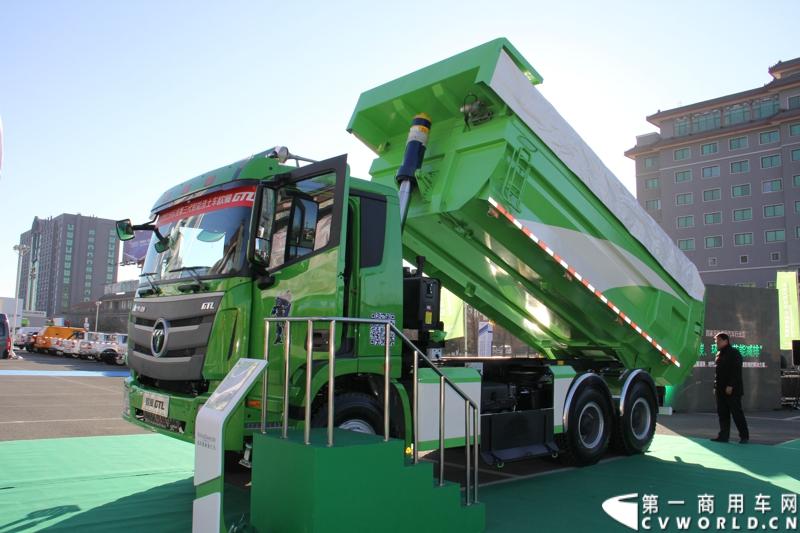 12月20日，欧曼GTL欧洲标准第三代智能渣土车上市仪式在北京九华山庄举行，正式拉开了欧曼GTL的“绿动中国”之旅。活动现场，多地渣土办、渣土协会和渣土运输公司与福田戴姆勒汽车共同签署了“防治大气污染 开启绿色渣运”联合倡议。图为现场亮相的福田欧曼GTL第三代智能渣土车。