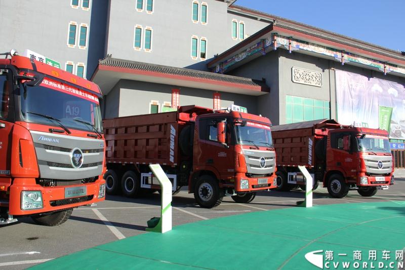 12月20日，欧曼GTL欧洲标准第三代智能渣土车上市仪式在北京九华山庄举行，正式拉开了欧曼GTL的“绿动中国”之旅。活动现场，多地渣土办、渣土协会和渣土运输公司与福田戴姆勒汽车共同签署了“防治大气污染 开启绿色渣运”联合倡议。图为现场亮相的福田欧曼GTL第三代智能渣土车。