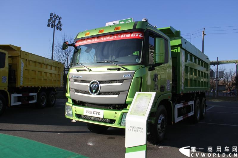 12月20日，欧曼GTL欧洲标准第三代智能渣土车上市仪式在北京九华山庄举行，正式拉开了欧曼GTL的“绿动中国”之旅。活动现场，多地渣土办、渣土协会和渣土运输公司与福田戴姆勒汽车共同签署了“防治大气污染 开启绿色渣运”联合倡议。图为现场展示的欧曼GTL第三代智能渣土车BJ3259DLPKB-3。