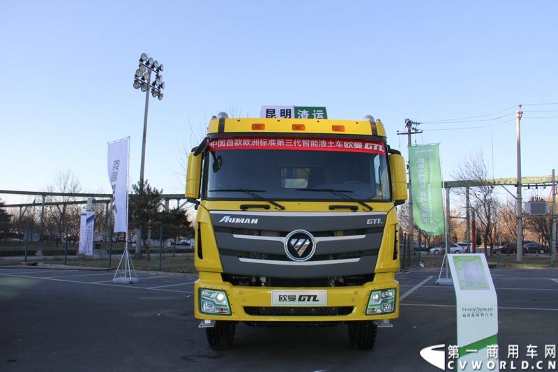 12月20日，欧曼GTL欧洲标准第三代智能渣土车上市仪式在北京九华山庄举行，正式拉开了欧曼GTL的“绿动中国”之旅。活动现场，多地渣土办、渣土协会和渣土运输公司与福田戴姆勒汽车共同签署了“防治大气污染 开启绿色渣运”联合倡议。图为现场展示的欧曼GTL第三代智能渣土车BJ3259DLPKB-3。